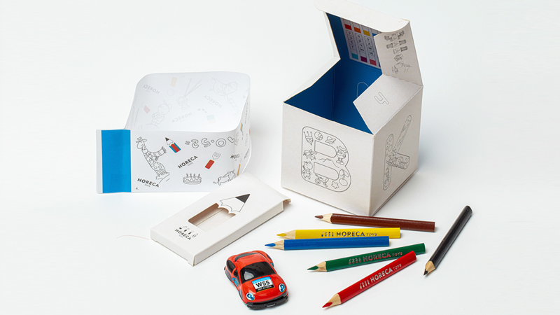 Кубик с карандашами и игрушкой